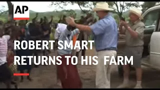 Evicted white farmer returns to his  farm in Zimbabwe