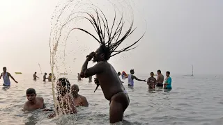 Zehntausende Hindus nehmen rituelles Bad im Ganges in Indien | AFP