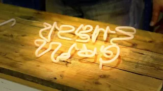 How are neon signs made? The process of making neon signs.