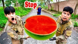 Battle Nerf War: Fruit Bodyguard & Blue Police Nerf Guns Robbers Group Brother WATERMELON BATTLE