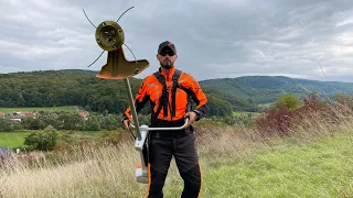 Stihl Fs 561 C-EM destroying big grass with durocut 40-4 trimmer head.