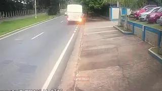 Cyclist run into bus