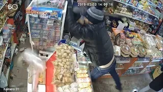 Погром магазина в Альметьевске попал на видео: грабителя с бутылкой задержали посетители и продавец
