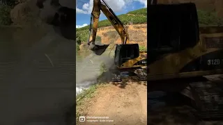 ESCAVADEIRA HIDRÁULICA TOMANDO BANHO NA REPRESA 💦🚿🧽