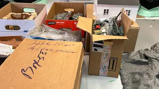 A massive Yard Sale haul of toy soldiers unboxing. No idea what’s in the boxes ?