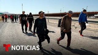 Migrantes marchan hacia puente entre Ciudad Juárez y Texas | Noticias Telemundo