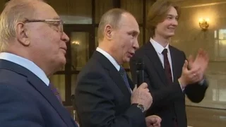 Путин подпевает студентам