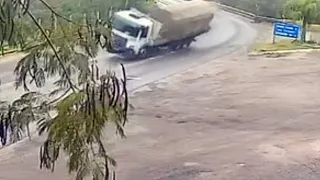 Vídeo mostra momento em que caminhão tomba e carga quase acerta homem na BR 280