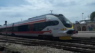 HŽPP 7023 004-3 niskopodni vlak dolazak i odlazak sa Splitskog glavnog kolodvora.