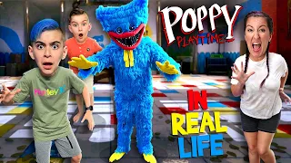 HUGGY WUGGY IS AFTER US! Poppy Playtime (In Real Life) FUNhouse Family
