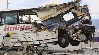 Столкновение автобуса с грузовиком в США: 13 человек погибли (новости)