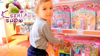 Много игрушек для детей в детском магазине. Домик Маши и Медведя. Комната принцессы