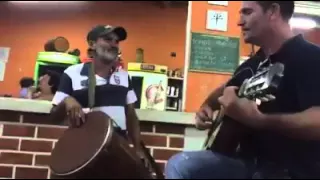 Dupla canta e surpreendem em bar