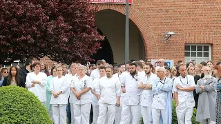 Французские медики почтили память медсестры, погибшей в результате нападения