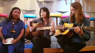 Ayahuasca - Diana Ríos, James Valentine, KT Tunstall, Stefan Lessard, Adam Gardner y Nicola Saba