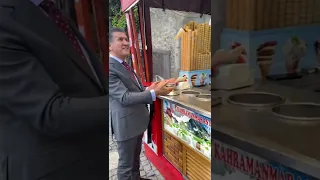 Mustafa Sarıgül Maraş Dondurmasını Tutmaya Çalışıyor