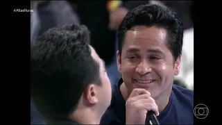 Humorista Shaolin imitando cantor Leonardo no programa do Faustão em 2000