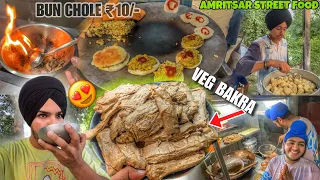 Best Bun chole in Amritsar 😱 Trying VEG BAKRA , VEG CHICKEN | Amritsar Street Food