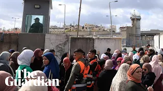 Palestinians arrive at Israeli checkpoint to cross for Ramadan prayers