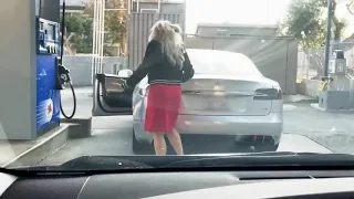 Блондинка пытается заправить электромобиль Tesla Model S бензином