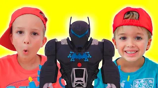 Vlad et Niki jouent avec le jouet pour enfants Bat-Tech BatBot et sauvent la ville