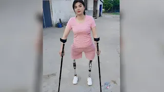 A beautiful two-legged amputee tries to walk alone with crutches,😍❤️💪#dak #amputee#crutches#walking