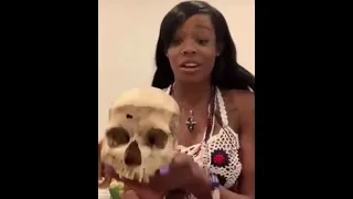 stan twitter: Azealia Banks holding a girl's skull who passed away because of head trauma