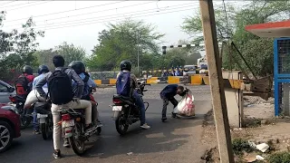 Railroad crossing| Everyone is in a Hurry!!!| Indian trains| Delhi India🇮🇳