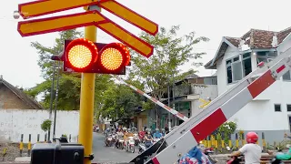 Railroad Crossing Indonesia | Perlintasan Kereta Api Kediri 2021