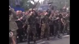 25.05.14 Донецк  Люди встречают батальон  Восток