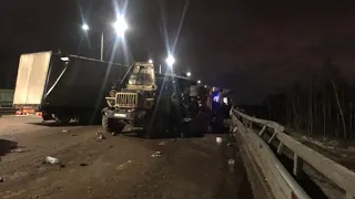 В Воронеже один грузовик протаранил другой