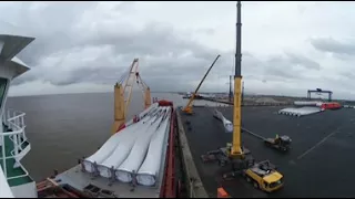 Unloading windmill blades in Cuxhaven - www.bereederung.de