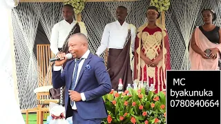 MC Byakunuka asekeje Abantu mubukwe imbavu zirashya