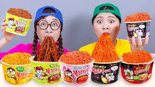 Nourriture épicée Nouilles au feu Tteokbokki Mukbang DONA