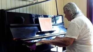 Vovó Olívia tocando piano - How Great Thou Art