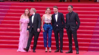 La montée des marches de l'équipe du film "Roubaix une lumière" - Cannes 2019