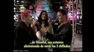 FLeA hablando español acompañado de John Frusciante en los MuchMusic Awards 1999