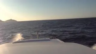 Strong winds at sea. Сильный ветер в море