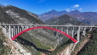 Highly bridged, tunneled expressway opens to traffic in west China