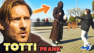 FRANCESCO TOTTI  TRAVESTITO da PRETE SFIDA la GENTE a CALCIO !! PRANK ft. FOOTWORK Italia