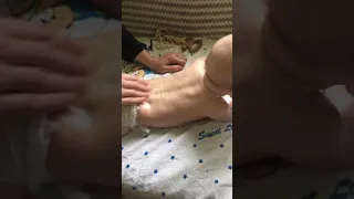 Момент детского массажа