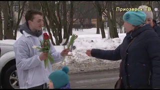 «Дарите женщинам цветы» - акция от волонтёров Приозерска