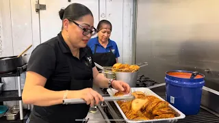 Haciendo una orden de tacos dorados en @taquerialabonita9859 gracias por su preferencia