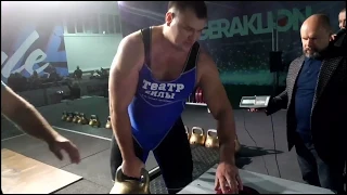 Алексей Ловчев: "Свой рекорд я взвешу сам!" Alexey Lovchev weighing his 80,5 kg record kettlebell.