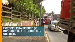 ¡Quedó grabado en vivo! Motociclista se puso de imprudente y se chocó con un poste - Telemedellín