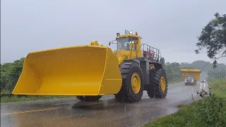 DETIK - DETIK MOBILISASI TRUK TAMBANG DAN WHEEL LOADER DIGUYUR HUJAN DERAS..