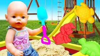 ¡La muñeca bebé Amelia en el patio de recreo! Vídeos de juguetes bebés para niños.