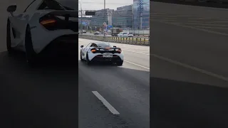 McLaren 720s отжигает на улицах Москвы. Спорткар за 25 млн. рублей. Как в былые времена