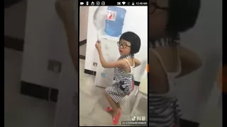 Niña china bailando