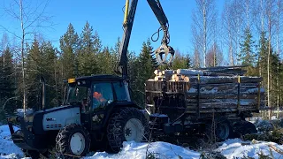 Valtra 6300 Talvisessa Puunajossa